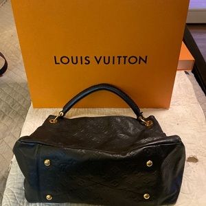 Authentic Louis Vuitton Artsy in Black